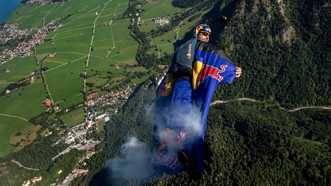 Asyiknya Jadi Manusia Terbang dengan Wingsuit Flying