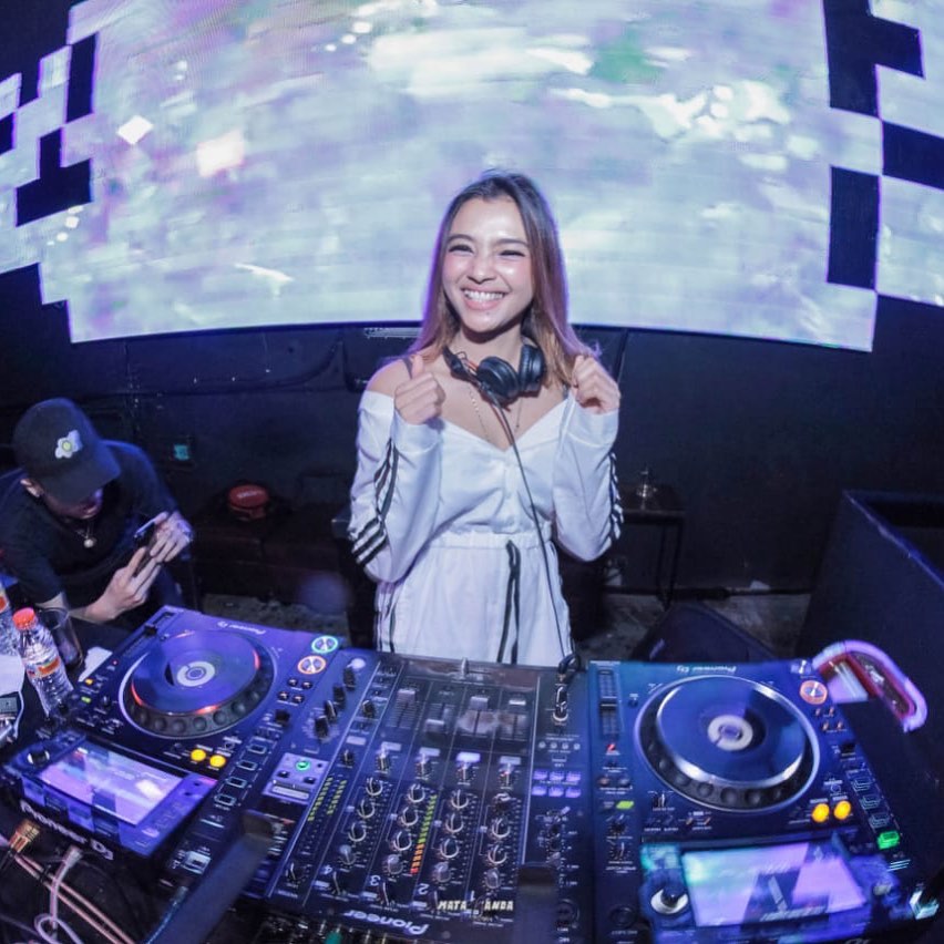 Pesona Kecantikan DJ Sarah Ketaren yang Menggoda