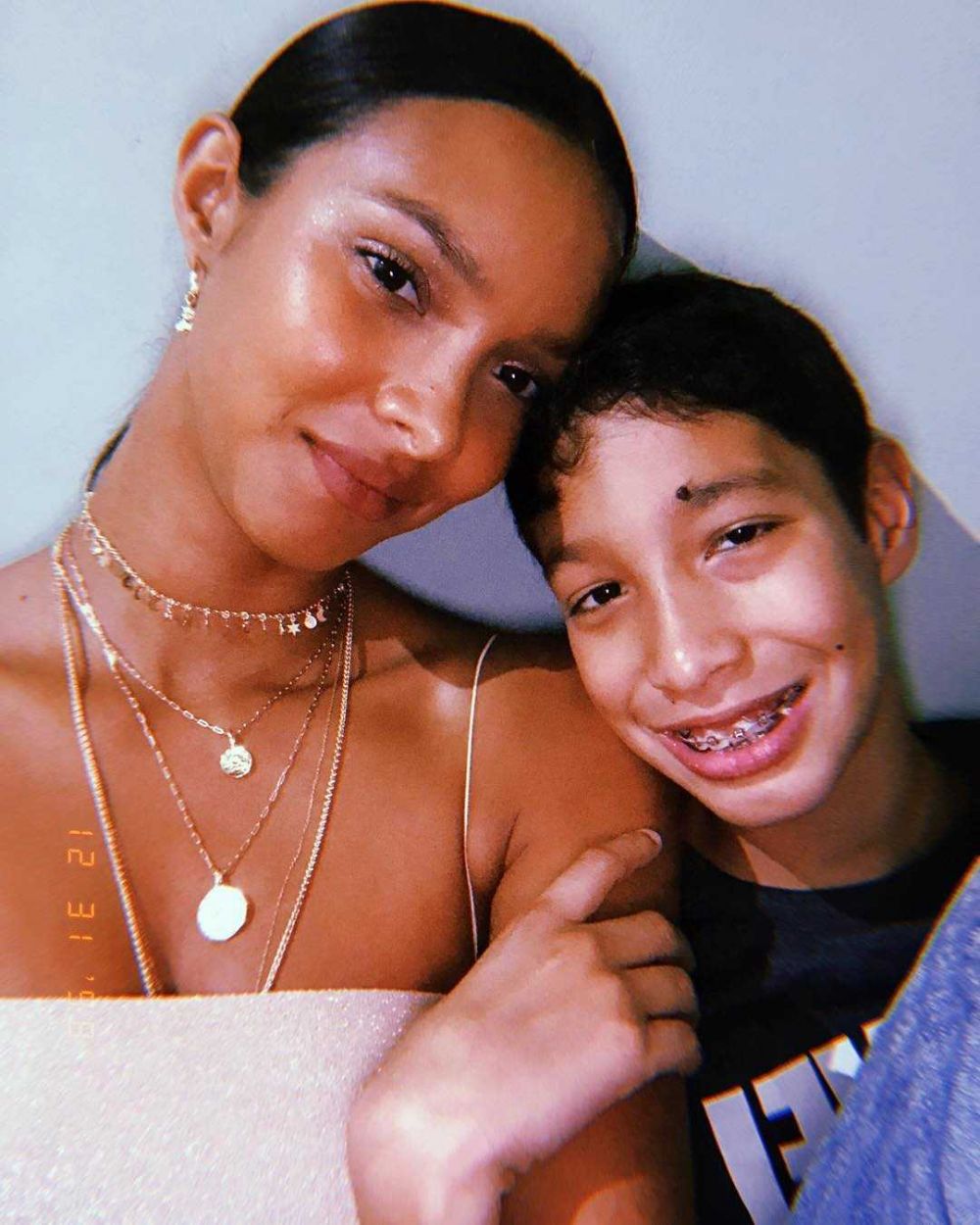 Keibuan, Ini 9 Potret Model Victoria's Secret Saat Momong Anak
