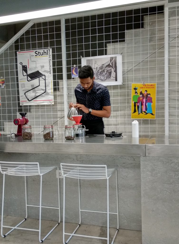 Ngopi Sambil Mengerjakan Project di Tu7uhari Coffee Shop