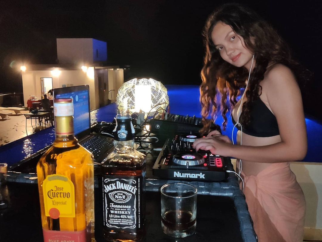 Lebih Dekat dengan Female DJ Seksi Justine Villar dari Filipina