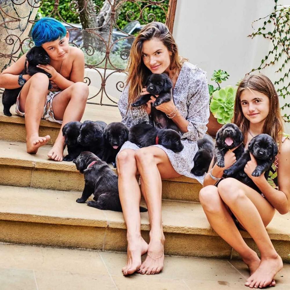 Keibuan, Ini 9 Potret Model Victoria's Secret Saat Momong Anak