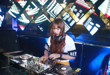 DJ Chasandra, DJ Cantik yang Serba Bisa