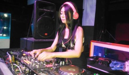 Sepak Terjang DJ Dewi Widia di Industri Hiburan Tanah Air