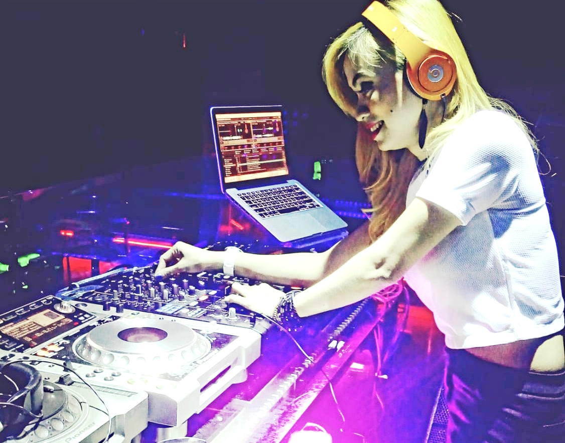 Female DJ Cantik Asal Makassar Dhian Dhee