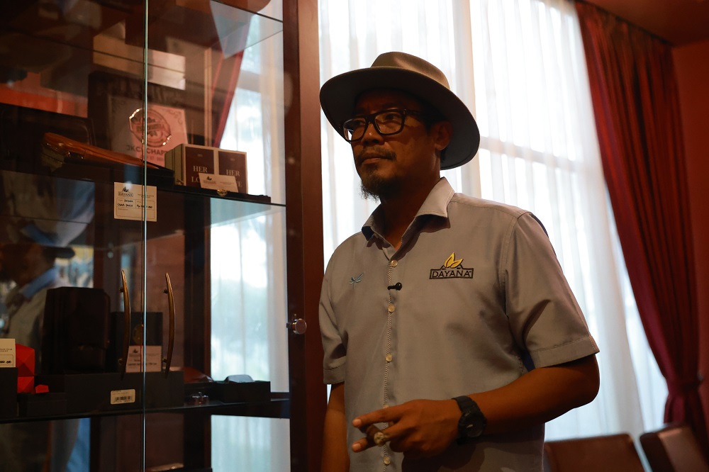 Belajar Sambil Nikmati Cerutu di Club Dayana Sentul