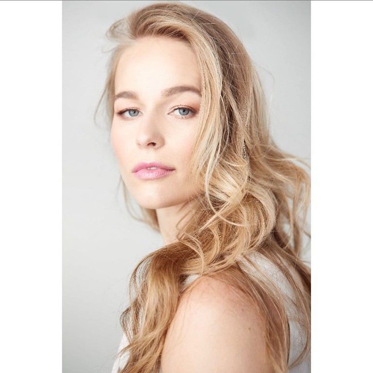 Daisy Robinton, Model Sekaligus Profesor Cantik