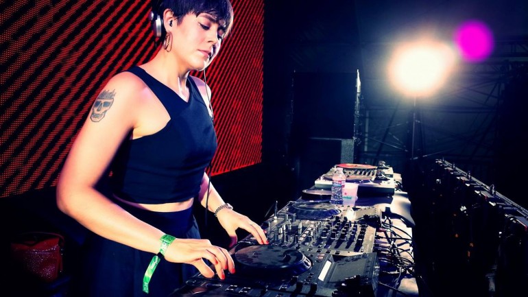 Louisa Pillot, DJ Sekaligus Vokalis Dengan Wajah Eksotis