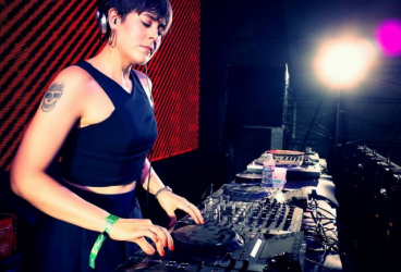 Louisa Pillot, DJ Sekaligus Vokalis Dengan Wajah Eksotis