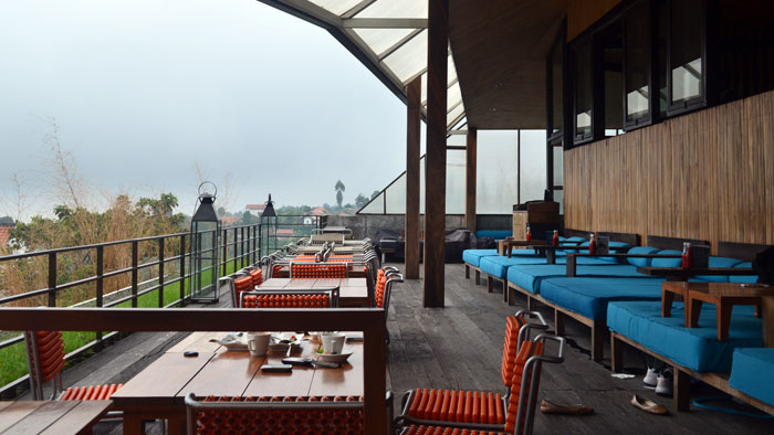 Maja House, Sensasi Ngebir Sambil Melihat Kota Bandung Dari Atas