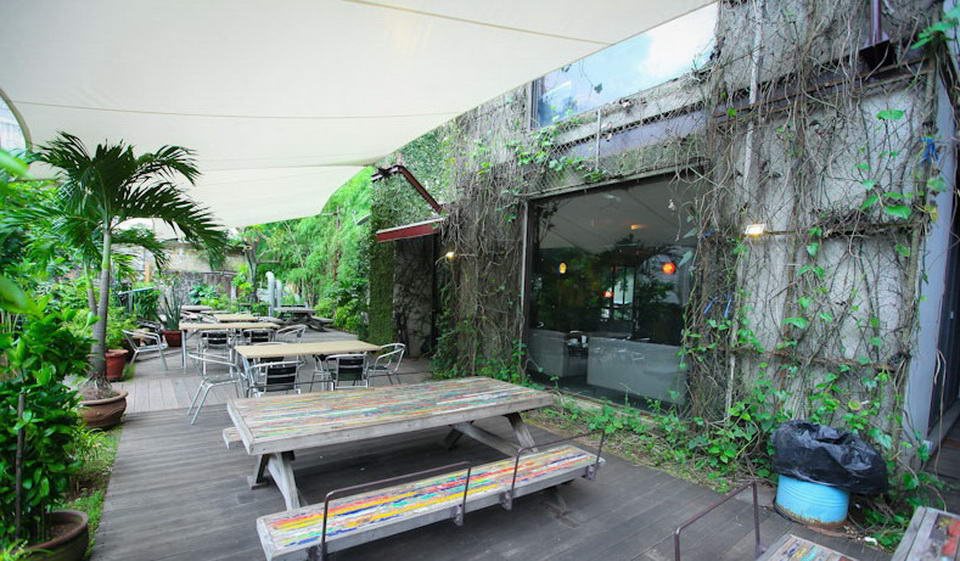 6 Restoran Outdoor Jakarta yang Kece. 