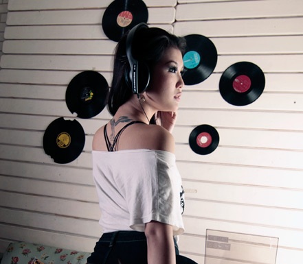 Model Cantik Mei Zhu, Sang Kolektor Piringan Hitam