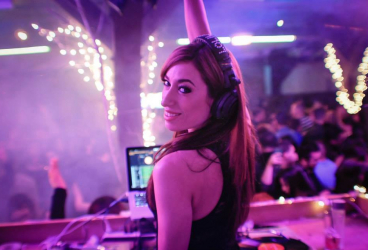 Profile DJ Ayla Simone, Disk Jokey dari San Diego