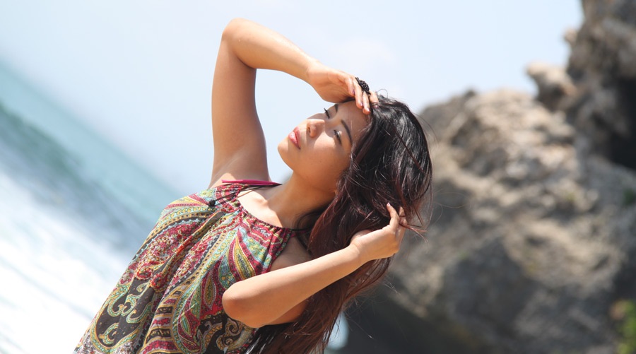 Model Sexy Sania, Gadis Manis Pecinta Pantai