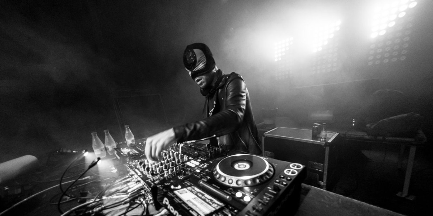 The Bloody Beetroots, DJ dengan Topeng Venom di Atas Panggung