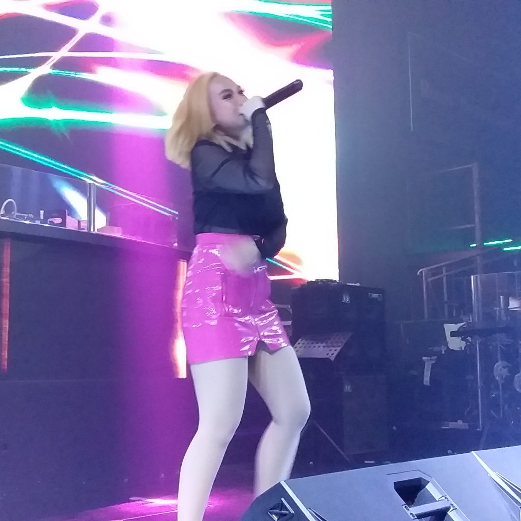 Izhy Rahadian, Bermain DJ Bisa, Menyanyi Juga Bisa
