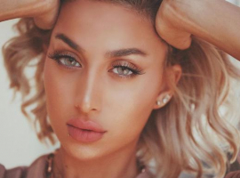 Profil Model Wanita Pertama dari Arab Saudi Jadi Bintang Iklan Victoria’s Secret