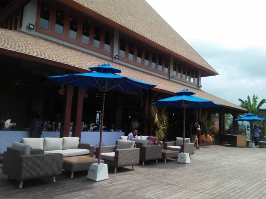 Minum Bir dan Shisha di Casa Bakudapa Resto and Days Club