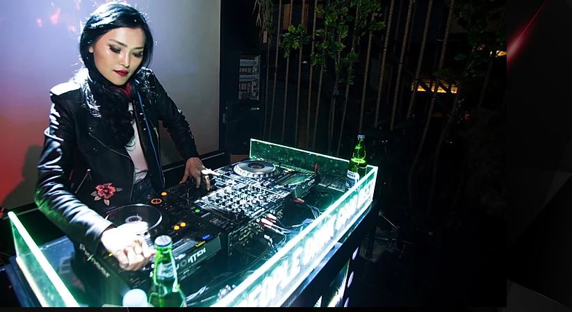 Female DJ Trance Resty Dhininta