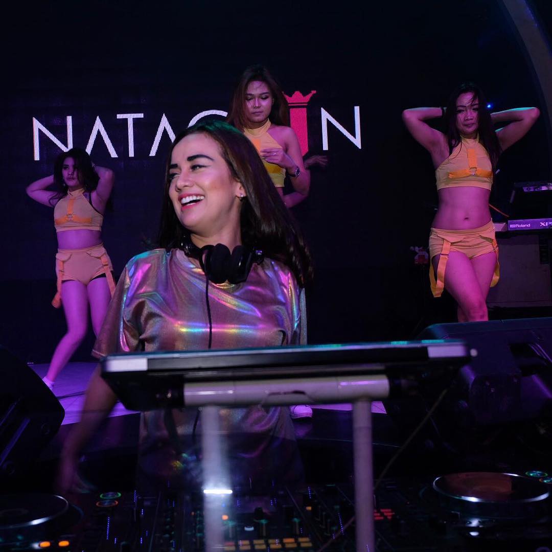 Putri Natagein, Female DJ yang Bekerja di Balik Panggung