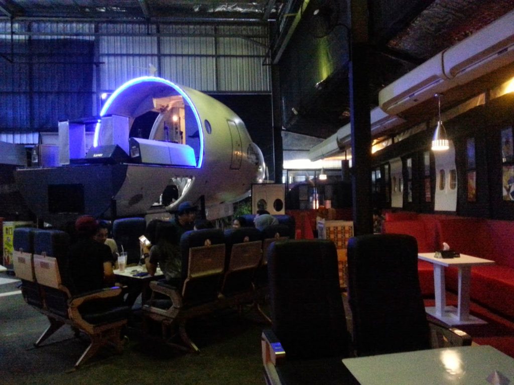 The Captain Urban, Lounge Unik dengan Nuansa Dirgantara