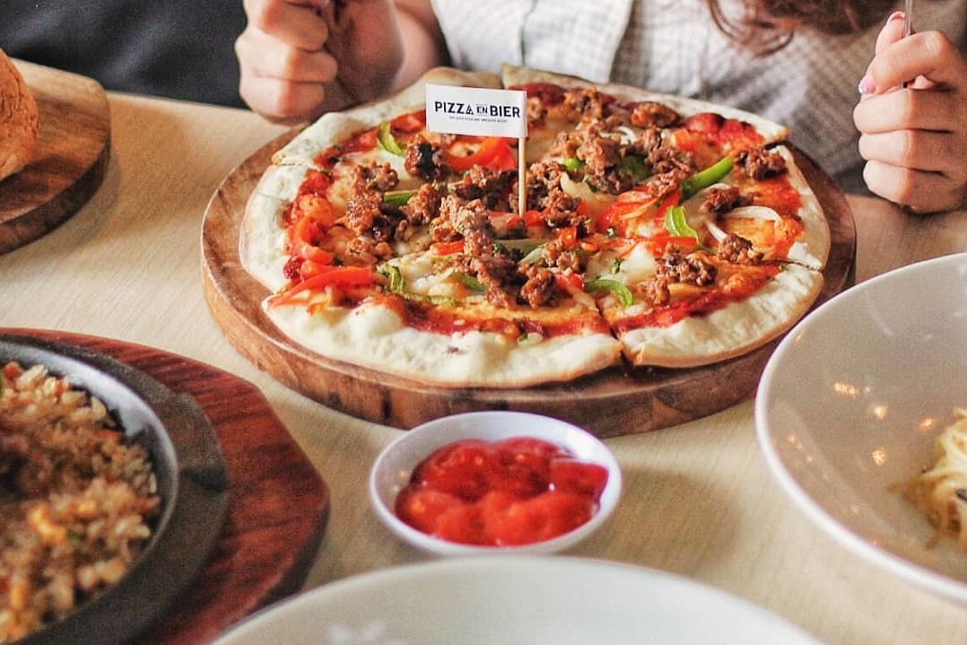 Melepas Lapar dan Dahaga di Pizza en Bier
