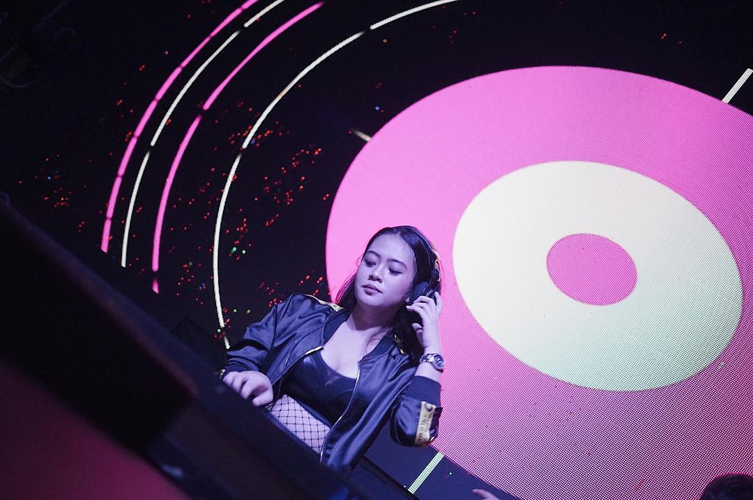 DJ Yolla Titania, Si Cantik yang berbakat