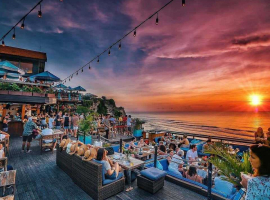 Menikmati Suasana Laut Bali dari Bar Single Fin