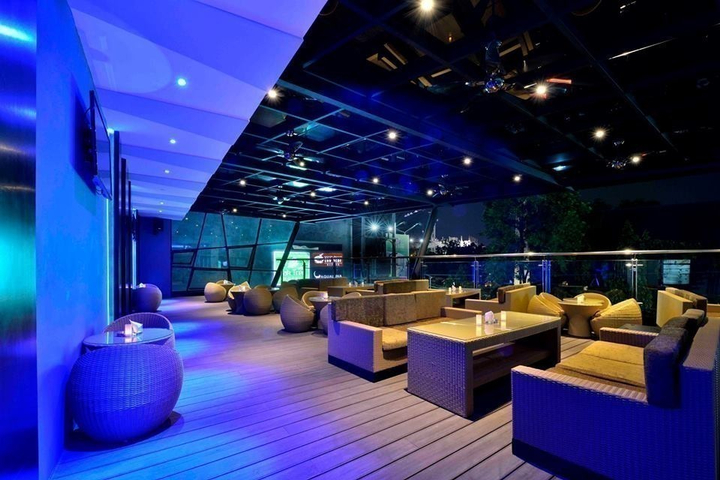 10 Rooftop Bar di Jakarta yang Instagramable