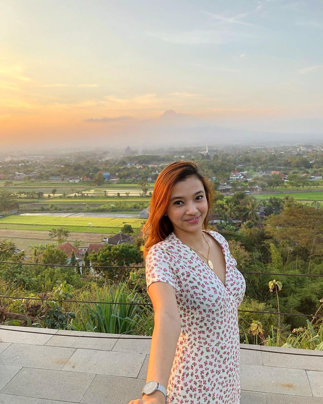 Pesona Kecantikan DJ Sarah Ketaren yang Menggoda