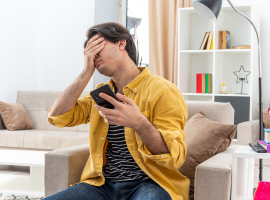 Sulit Lepas dari Smartphone? Ini Bahayanya!