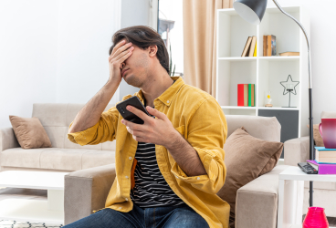 Sulit Lepas dari Smartphone? Ini Bahayanya!