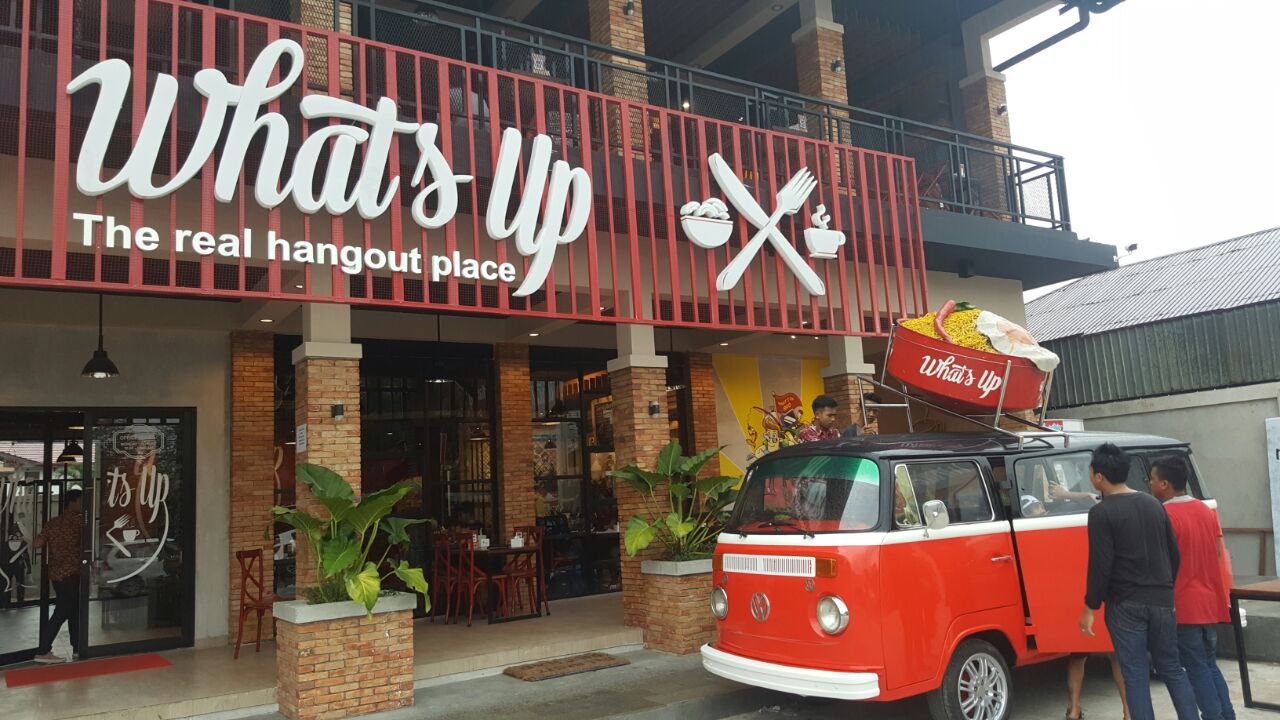 Hangout Sambil menikmati Sajian Musik dan Pemandangan Laut di What’s Up Cafe