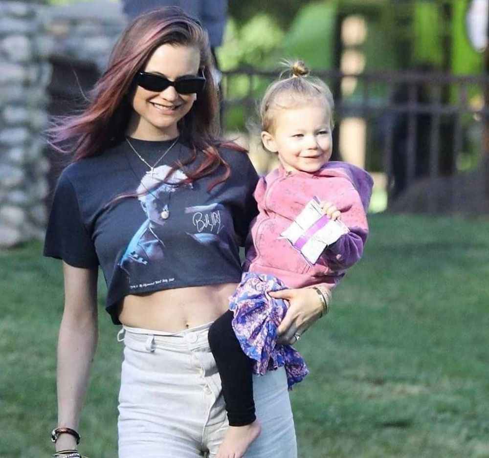 Keibuan, Ini 9 Potret Model Victoria's Secret Saat Momong Anak