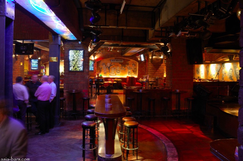 BATS Bar, Bar Favorit Para Expat di Jakarta