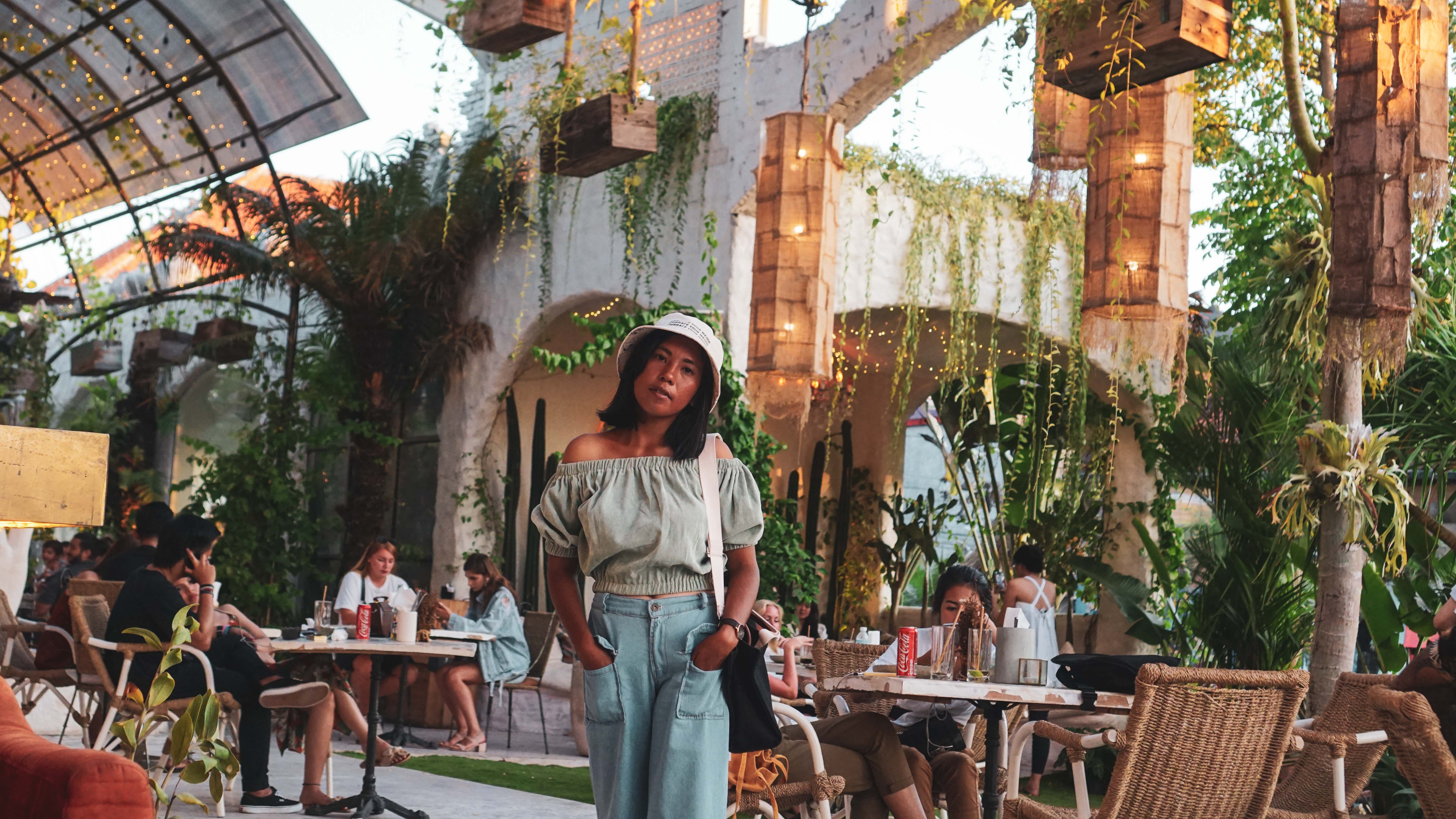 Bersantai di Cafe Penny Lane dengan Desain Instagramable Bernuansa Romawi
