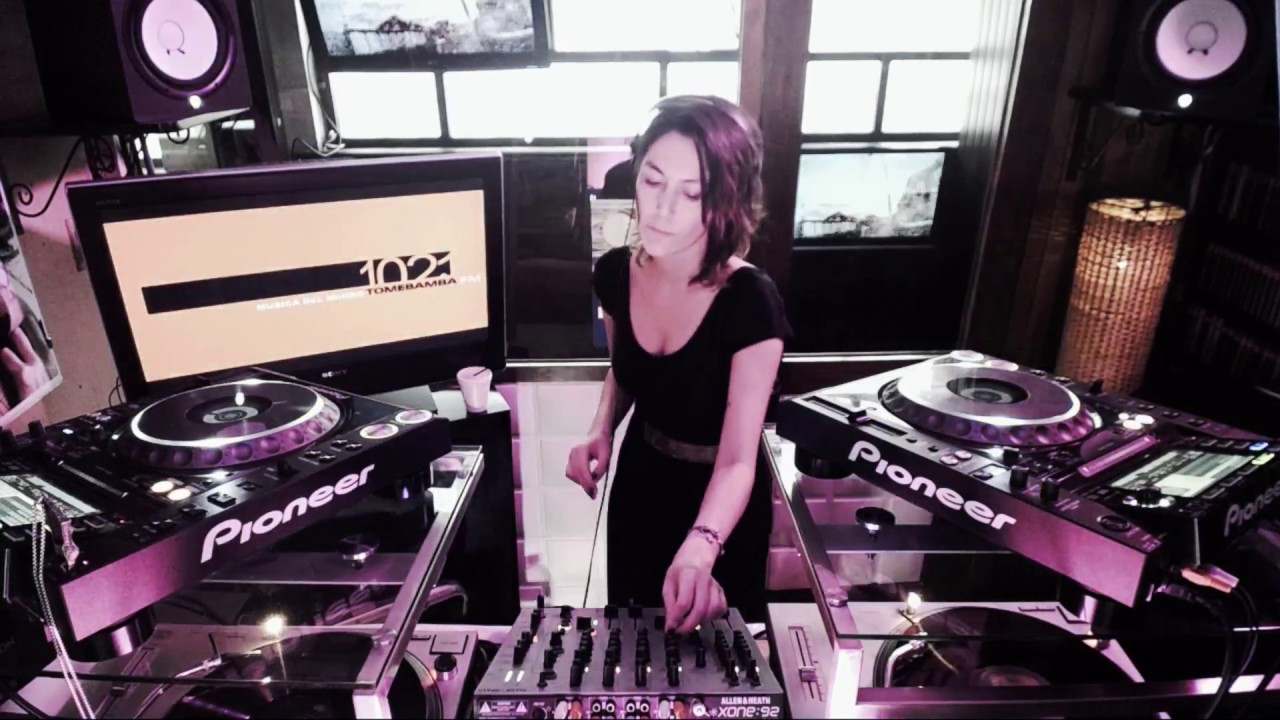 DJ Francesca Lombardo, Berkarir Dari Musik Klasik Hingga Musik Elektronik