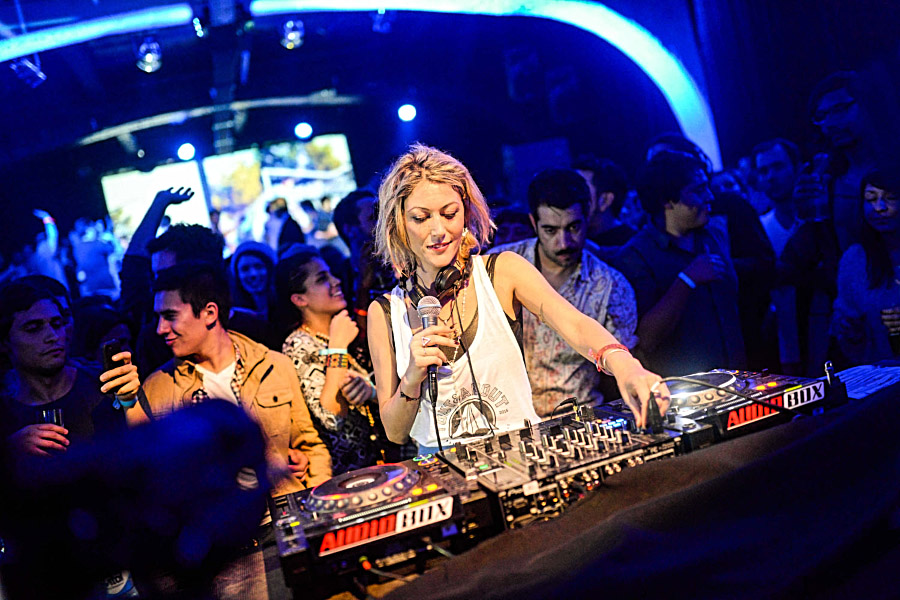 DJ Francesca Lombardo, Berkarir Dari Musik Klasik Hingga Musik Elektronik