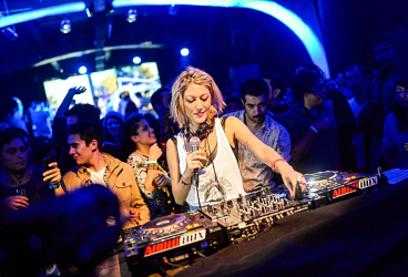 DJ Francesca Lombardo, Berkarir Dari Musik Klasik Hingga Musik Elektronik