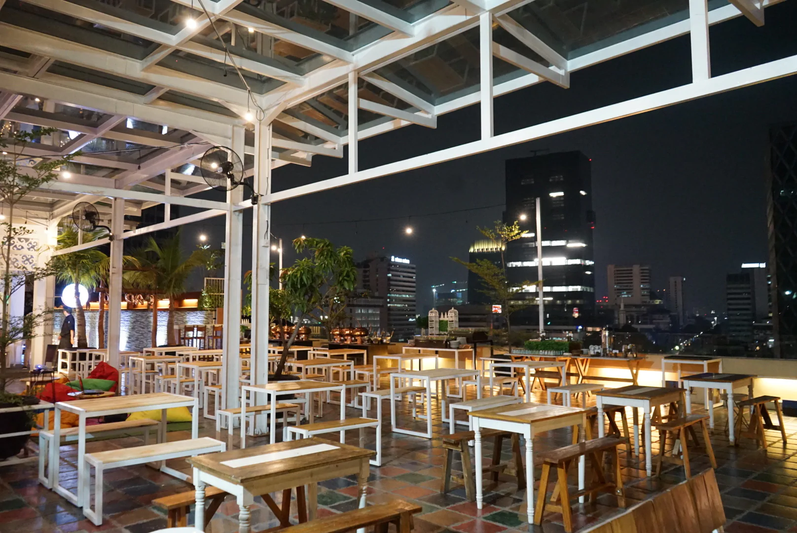 Bersantap Romantis di Langit Seduh, Kafe Beratap Langit