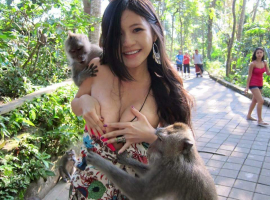 Charmian Chen, Model yang Viral Karena Dipeloroti Monyet di Bali