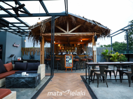 Berkunjung ke Ibza's Bar & Lounge dengan Rooftop Bar Kece