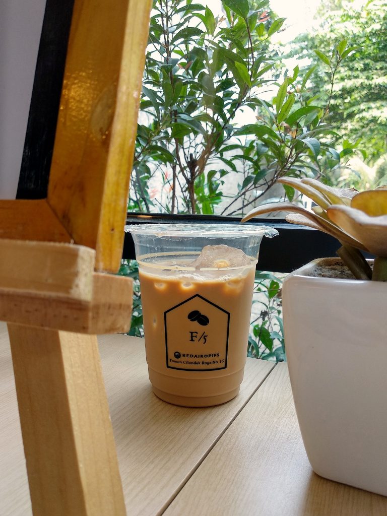 Menikmati Kopi Buatan Barista Wanita Paruh Baya di Kedai Kopi F/5