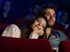 4 Alasan Memilih Bioskop adalah Ide Terburuk untuk Kencan Pertama