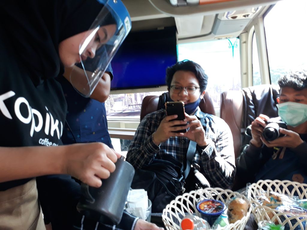 Unik, Cafe di Yogyakarta Ini Tawarkan Minum Kopi di Dalam Bus