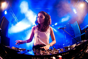 Profile DJ  Anna Lunoe, DJ Multitalent Asal Australia