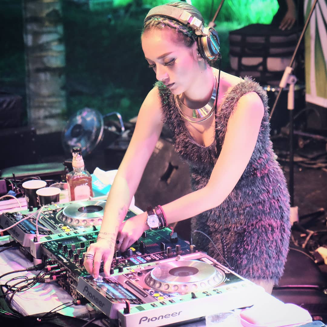DJ Stevie Domminique, Female DJ dengan Hobi Ekstrim