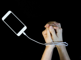 Waspada, Kecanduan Media Sosial Mengintai!