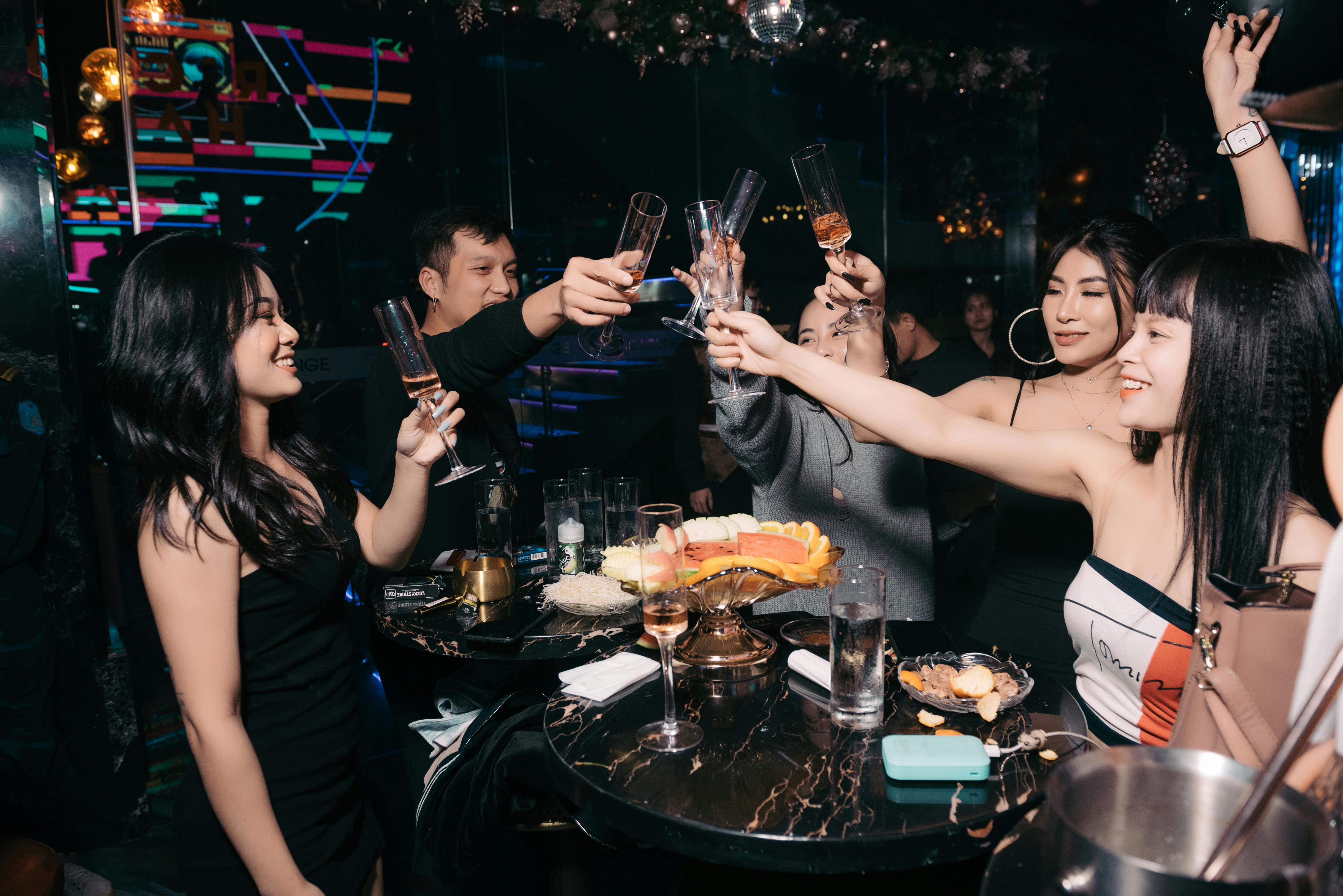 Bukan Sekadar Party, Ini Peran Penting Hosting Club