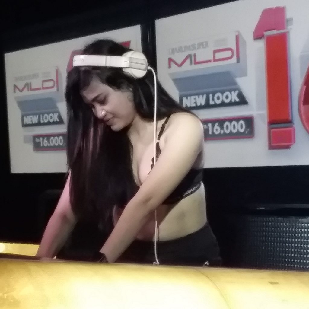 Indry Alv, DJ Cantik yang Bercita-cita Menjadi Guru